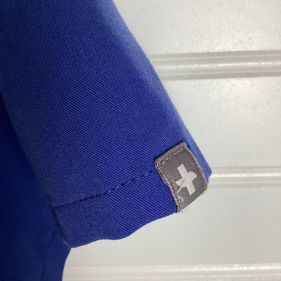 Figs Navy Blue scrub Top Size Medium nursing Medical Uniform Top - Picture 8 of 10